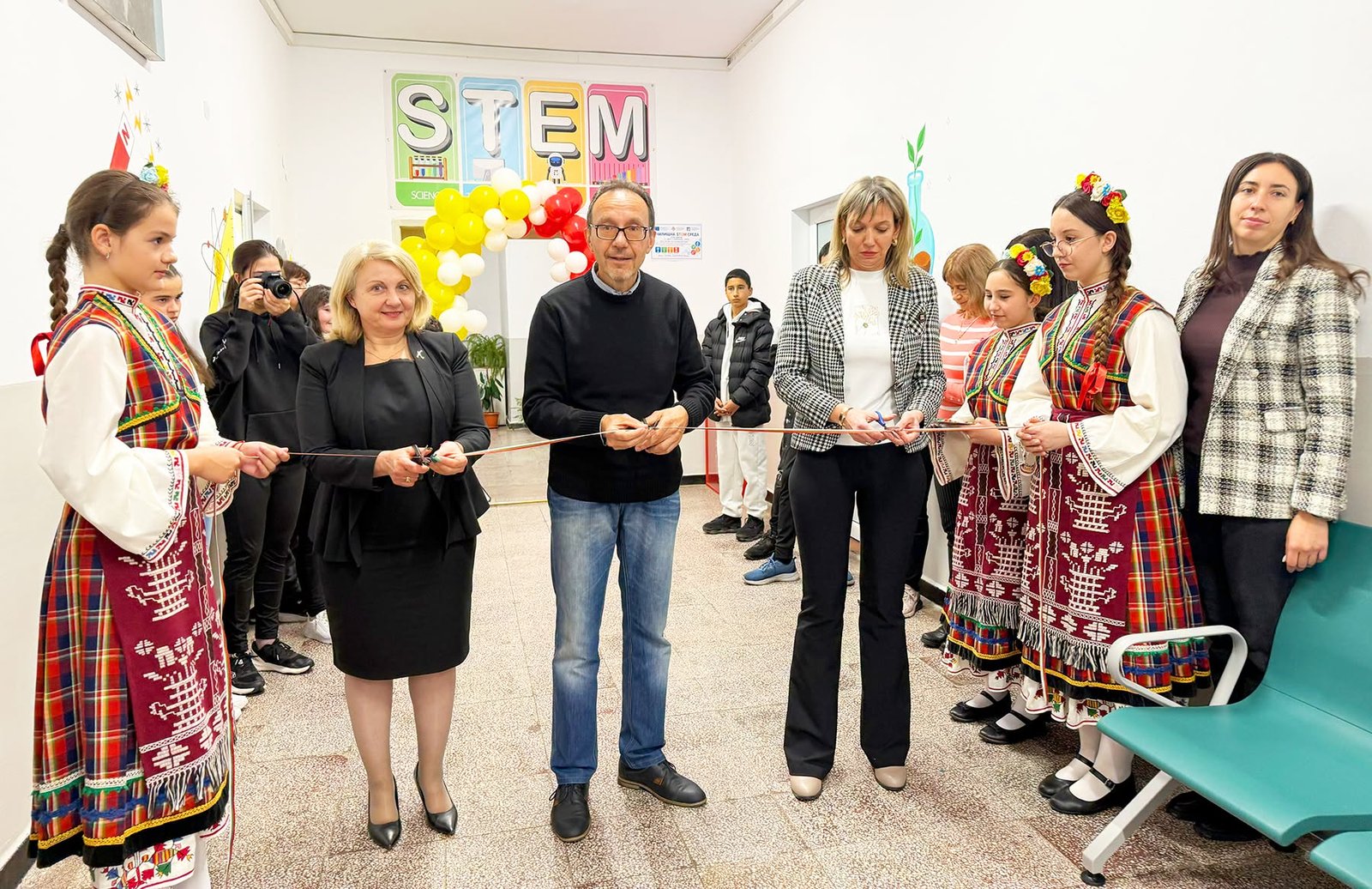 Откриване на STEM кабинетите в СУ „Иван Момчилов“ в Елена с прерязване на лента и ученици в народни носии