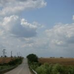 Пуст селски път под облачно небе, илюстрация, не от катастрофата