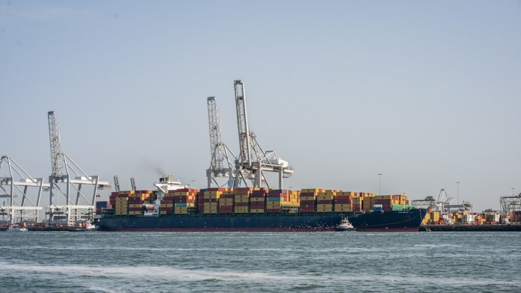 Илюстративен товарен кораб на пристанище, не от Варна. Illustrative cargo ship at a port, not in Varna. Photo: Julia Taubitz / Unsplash.