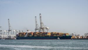 Илюстративен товарен кораб на пристанище, не от Варна. Illustrative cargo ship at a port, not in Varna. Photo: Julia Taubitz / Unsplash.