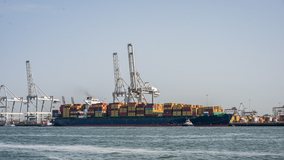 Илюстративен товарен кораб на пристанище, не от Варна. Illustrative cargo ship at a port, not in Varna. Photo: Julia Taubitz / Unsplash.