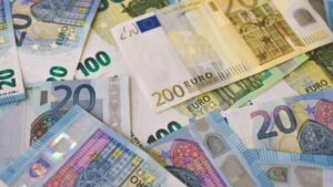 Евробанкноти — илюстративна снимка към прогнозата на БНБ за инфлацията