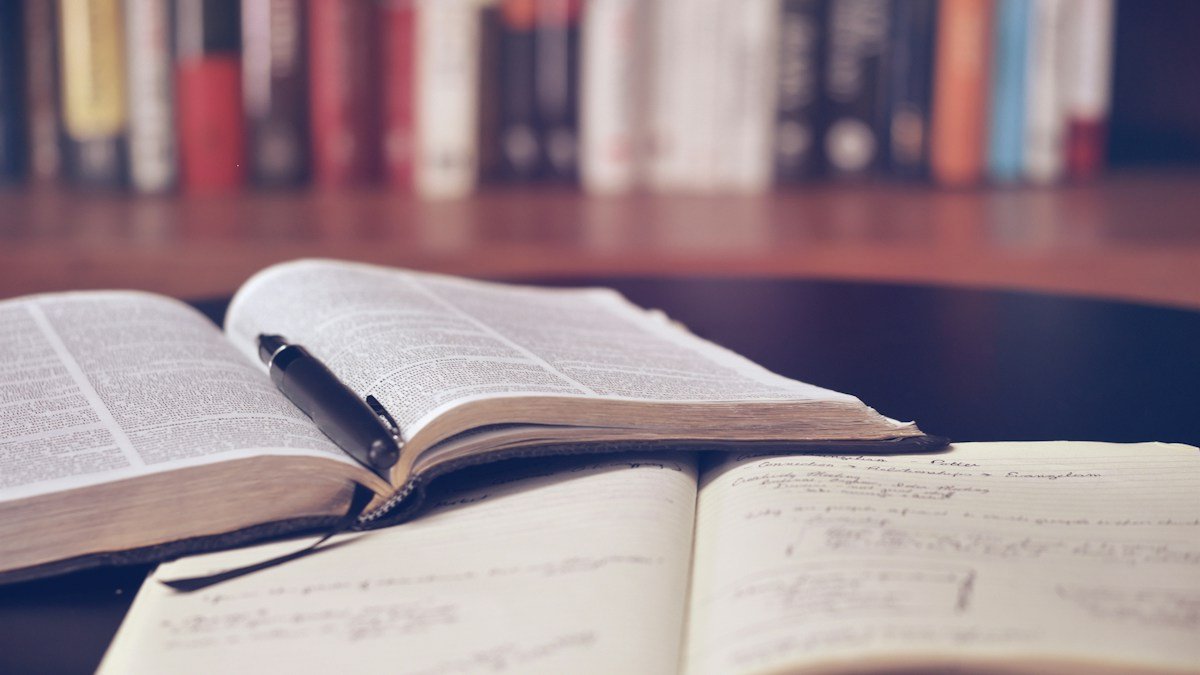 Отворена книга и тетрадка – илюстративна снимка