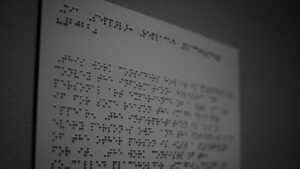 Страница с брайлово писмо — илюстративна снимка за достъпността на хората със зрителни увреждания