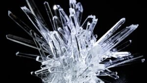 Прозрачен кристал — илюстративна снимка, не материал от изследването на MIT / Clear crystal — illustrative photograph, not a material from the MIT study.
