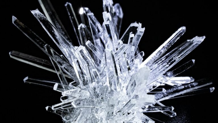 Прозрачен кристал — илюстративна снимка, не материал от изследването на MIT / Clear crystal — illustrative photograph, not a material from the MIT study.