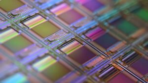 Илюстративна силициева пластина с чипове. Illustrative silicon wafer with chips, not a photograph of helium. Photo: Laura Ockel / Unsplash.