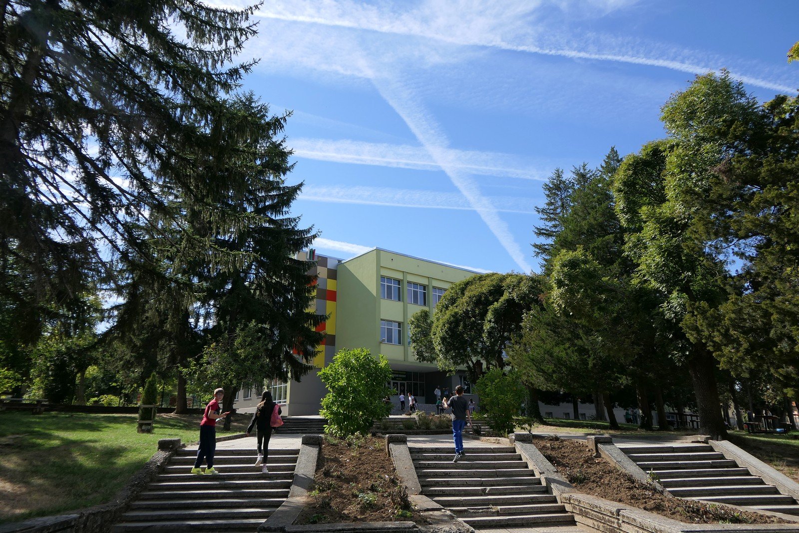 Steps, trees and a public building in Lyaskovets