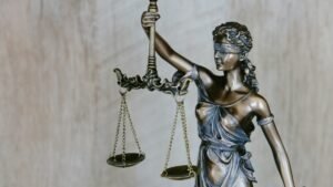 Статуетка на Темида с везни — илюстративна снимка към новина за разследване