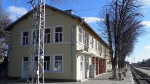 Сградата и перонът на железопътната гара в Павликени — архивна снимка от 2017 г.