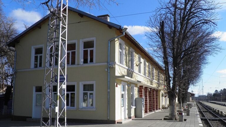 Сградата и перонът на железопътната гара в Павликени — архивна снимка от 2017 г.