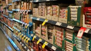 Стелажи със стоки в магазин – илюстративна снимка