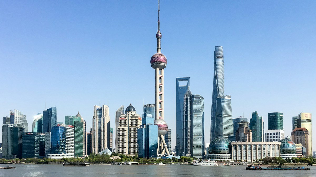 Шанхай с телевизионната кула Ориенталска перла — архивна илюстративна снимка / Shanghai with the Oriental Pearl Tower — archival illustrative photograph.