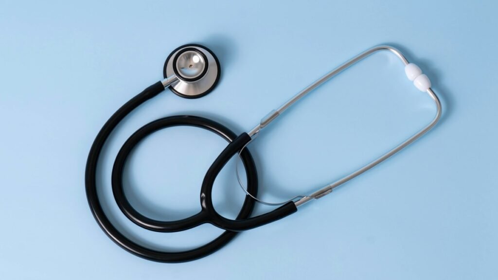 Стетоскоп върху син фон – илюстративна снимка / Stethoscope on a blue background – illustrative photo