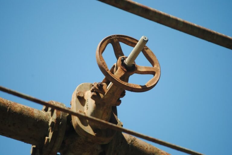 Industrial valve; illustrative photograph accompanying the natural gas price report