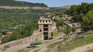 Крепостта Царевец във Велико Търново — архивна илюстрация на града, не на кулинарното събитие.