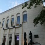 Каменна фасада на обществена сграда във Велико Търново