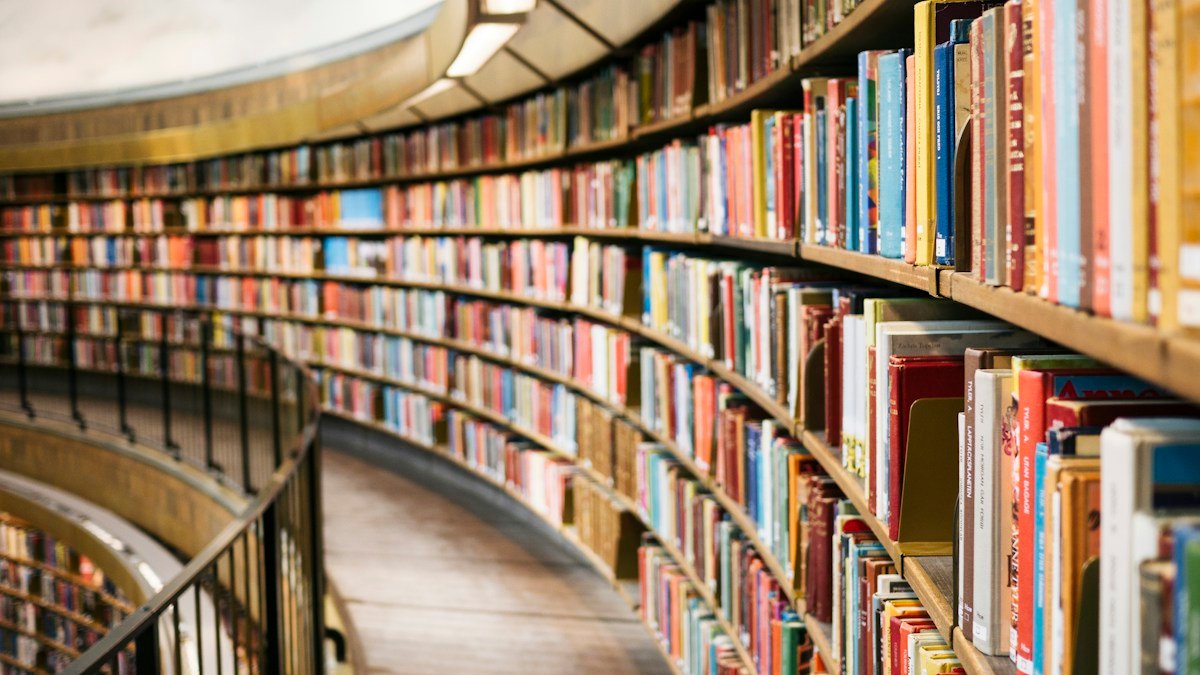 Книги в библиотека — илюстративна снимка, не от ВТУ