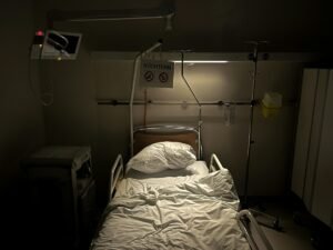 Болнично легло и медицинска апаратура, илюстрация, не показва дарението