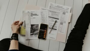 Финансови документи и калкулатор – илюстративна снимка към новина за Бюджет 2027