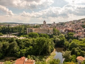Панорама на стария град във Велико Търново и река Янтра