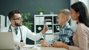 Илюстративна снимка на лекарски преглед на дете