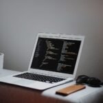 Лаптоп с програмен код, илюстрация към проекта Social.Wiki на MIT