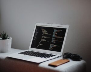Лаптоп с програмен код, илюстрация към проекта Social.Wiki на MIT