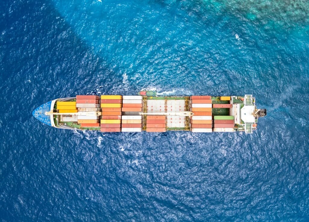 Контейнеровоз в море, илюстрация; не показва CONTSHIP JET