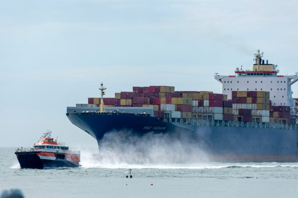 Контейнеровоз в морето, илюстративна снимка — не е CONTSHIP JET. Автор: Pim de Boer / Unsplash.