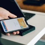 Илюстративна снимка на мобилно плащане чрез телефон; не показва решение на корейския регулатор