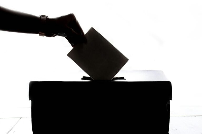 Избирател пуска бюлетина в урна — илюстративна снимка за изборния ден / Voter casting a ballot — illustrative election photo