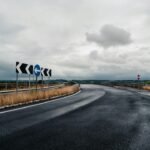 Илюстративна снимка на път с указателни знаци, без връзка с катастрофата край Страхилово и Масларево.