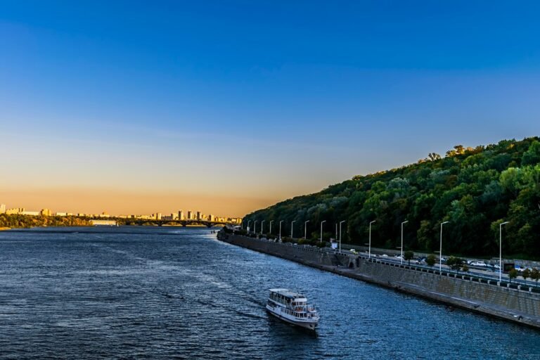 Панорама на Киев и мостовете над Днепър – илюстративна снимка