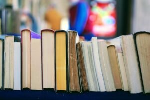 Книги, подредени на щанд, илюстрация към акция за размяна на книги във Велико Търново