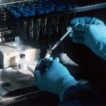 Лабораторна работа с ваксина – илюстративна снимка към новина за сезонен грип