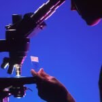 Специалист изследва препарат с микроскоп в лаборатория, илюстративна снимка