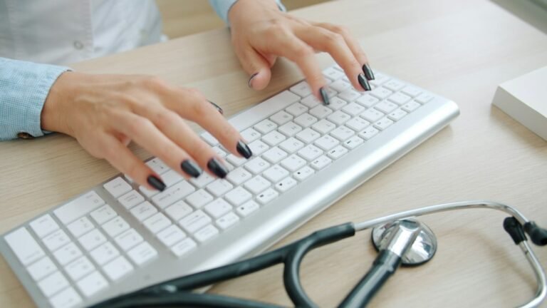 Illustrative image of a healthcare professional using a computer; not the ministry's portal or its medical residents