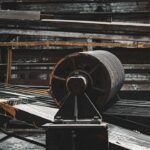 Машина обработва метал в промишлен цех, илюстративна снимка
