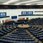 Илюстративна снимка на парламентарна зала с редове седалки, не е кадър от Народното събрание
