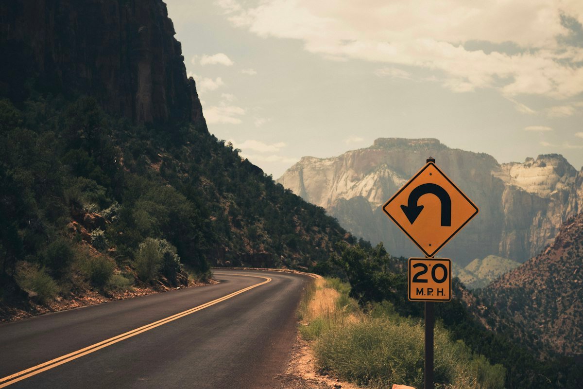 Планински път, илюстративна снимка – не е във Великотърновска област / Illustrative mountain road, not one of the affected roads in Veliko Tarnovo region (Federico Lancellotti / Unsplash).