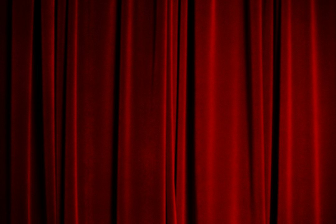 Червена театрална завеса, илюстративна снимка, не от „Дракула“ / Illustrative red theatre curtain, not a photo from the Dracula musical (Liana S / Unsplash).