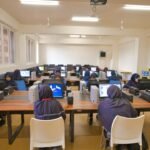 Ученици в компютърна зала – илюстративна снимка към новина за STEM и AI ресурси