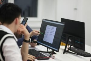 Ученици разглеждат информация на компютър, илюстративна снимка, Anastassia Anufrieva