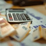 Банкноти и финансови документи върху маса — обща илюстрация за финансовия контрол, Jakub Żerdzicki / Unsplash