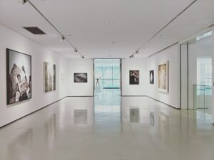 Художествена галерия, илюстративна снимка – не е от AC² / Illustrative photograph of an art gallery, not the AC² cultural centre (Dannie Jing / Unsplash).