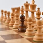 Шахматни фигури върху дъска — илюстративна снимка, не от Zonta Cup. Randy Fath / Unsplash